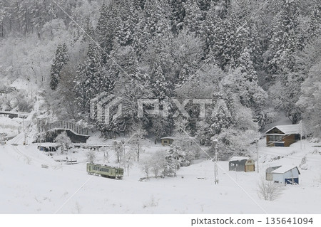 積雪覆蓋的飯山線 積雪覆蓋的飯山線 135641094