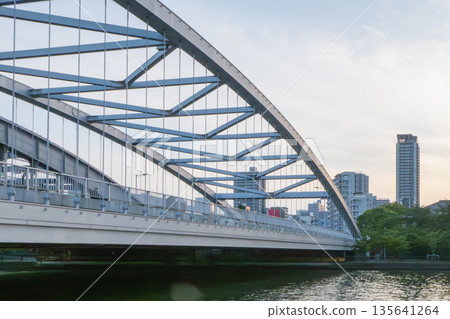 黃昏前的桁架橋與城市輪廓 135641264