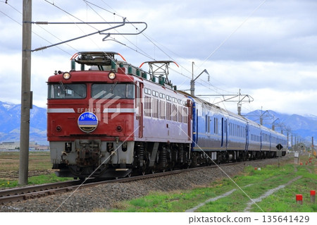 Sleeper express train Akebono, pulled by EF81-139 locomotive, which was converted into a special train in preparation for its retirement. Photo taken on May 2, 2014 135641429