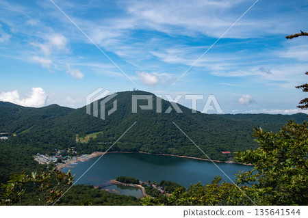 從黑野山登山道上可以看到大沼湖 從黑野山登山道上可以看到大沼湖 135641544