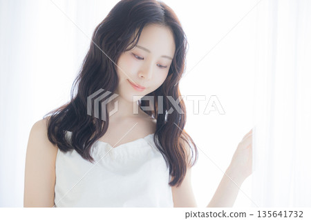 年輕女子髮型圖片 年輕女子髮型圖片 135641732