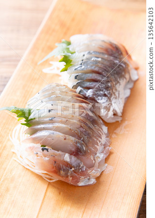 美味的竹莢魚刺身 美味的竹莢魚刺身 135642103