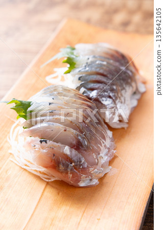 美味的竹莢魚刺身 美味的竹莢魚刺身 135642105