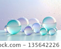 柔和光線下聚集的透明球體 135642226