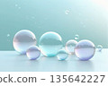 透明球體在靜謐的光線中漂浮，呈現和諧的景象 135642227