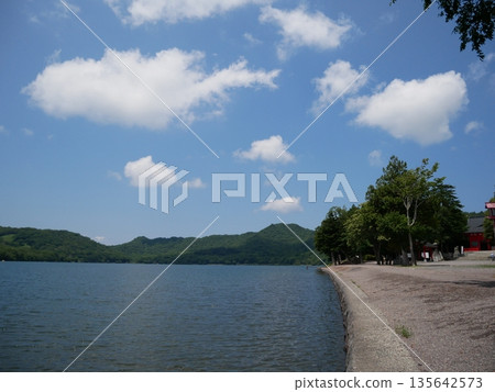 沿著湖邊散步 沿著湖邊散步 135642573