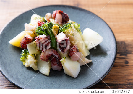 Delicious octopus, broccoli and vegetable ajillo 135642837