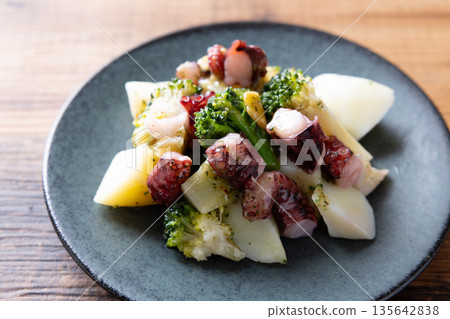 美味的章魚、青花菜和蔬菜蒜蓉醬 135642838