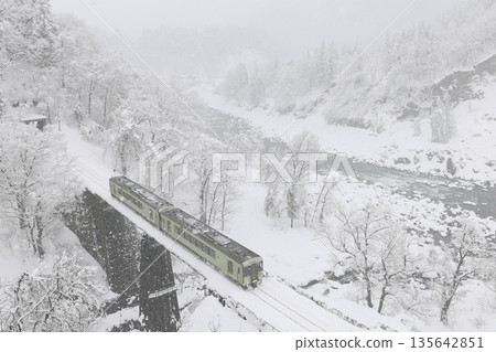 積雪覆蓋的飯山線 積雪覆蓋的飯山線 135642851