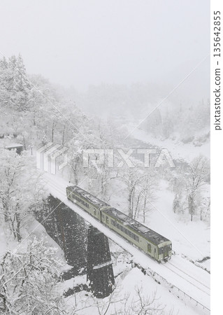 積雪覆蓋的飯山線 135642855