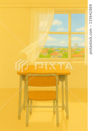 一間空蕩蕩的教室，窗邊擺放著桌椅，還有一片藍天。 135642869