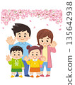 Cherry blossoms and parents and children wearing spring clothes 135642938