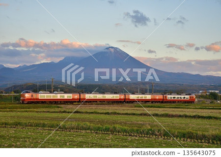 八雲特快列車經過大山附近。 八雲特快列車經過大山附近。 135643075