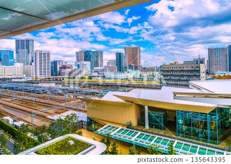 日本東京的城市景觀，可以看到帶來好運的新幹線「黃博士號」列車、關西電力公司以及芝浦的高層公寓大樓。 135643395
