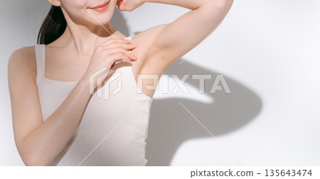 一旁美麗的女人 一旁美麗的女人 135643474
