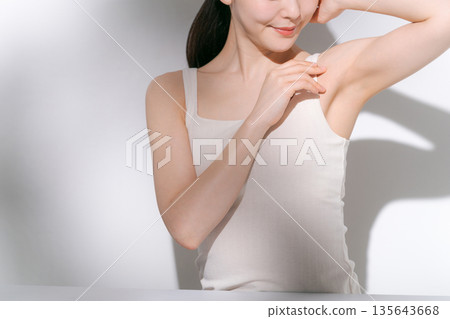 美麗的女性身體護理圖片 美麗的女性身體護理圖片 135643668
