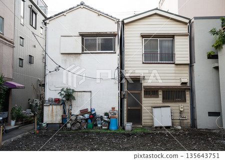 兩棟相鄰的兩層房屋，均無法重建。 135643751