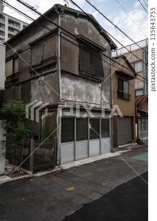 一棟空蕩蕩的房子，無人居住；一座鏽跡斑斑的廢墟，無人居住。 135643755