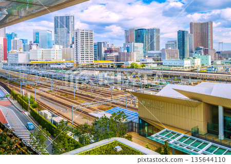 日本東京的城市景觀，可以看到帶來好運的新幹線「黃博士號」列車、關西電力公司以及芝浦的高層公寓大樓。 135644110