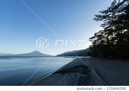 從鹿兒島縣宮良市重富海灘眺望錦江灣和櫻島 從鹿兒島縣宮良市重富海灘眺望錦江灣和櫻島 135644298