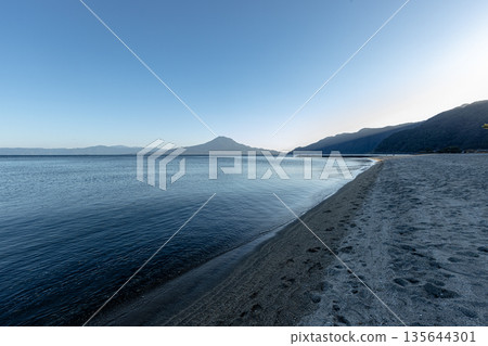 從鹿兒島縣宮良市重富海灘眺望錦江灣和櫻島 從鹿兒島縣宮良市重富海灘眺望錦江灣和櫻島 135644301