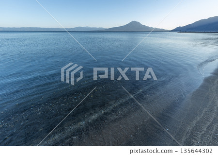 從鹿兒島縣宮良市重富海灘眺望錦江灣和櫻島 從鹿兒島縣宮良市重富海灘眺望錦江灣和櫻島 135644302