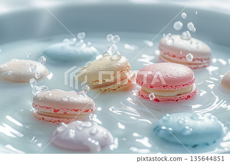 馬卡龍漂浮在水中濺起水花 135644851