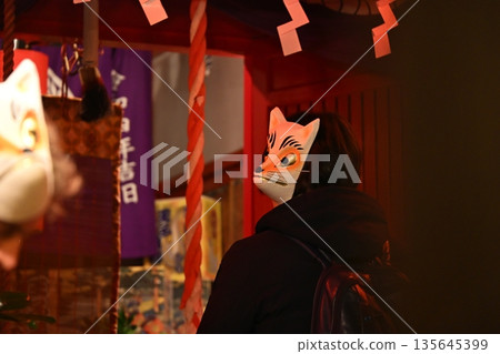 戴著狐狸面具參拜聖族稻荷神社,東京 戴著狐狸面具參拜聖族稻荷神社,東京 135645399