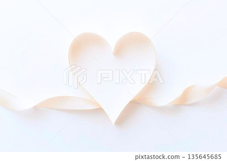 用柔軟的絲帶製成的心形圖案 135645685