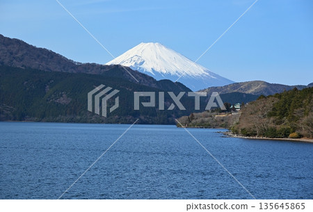 從箱根海盜船上眺望富士山,神奈川縣 從箱根海盜船上眺望富士山,神奈川縣 135645865