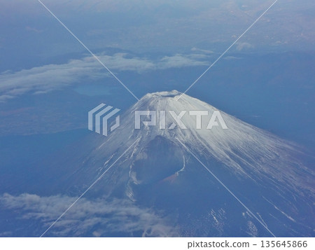 從飛機上俯瞰富士山頂 從飛機上俯瞰富士山頂 135645866