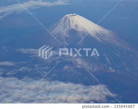 從飛機上俯瞰富士山頂 從飛機上俯瞰富士山頂 135645867