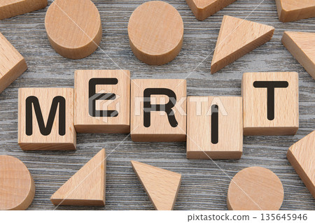 積木上的字母 MERIT 4 135645946