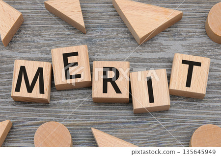 積木上的字母 MERIT 6 135645949