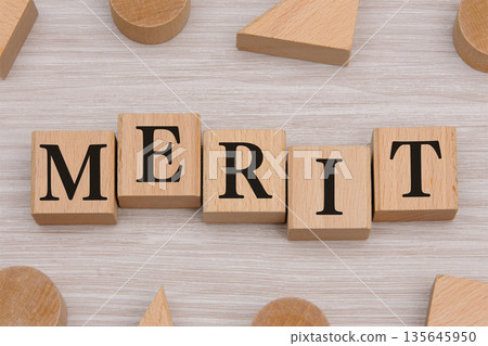 積木上的字母 MERIT 7 135645950