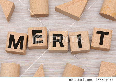 積木上的字母 MERIT 8 135645952