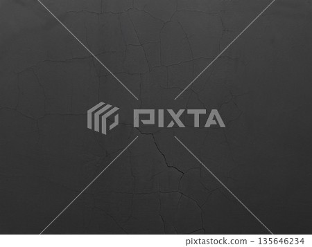 一張橫向背景圖，畫面為一面炭灰色混凝土牆，牆上有垂直和斜向的裂縫。 135646234