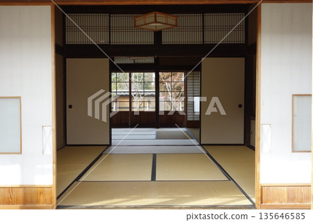 鋪著榻榻米的傳統日式房屋 鋪著榻榻米的傳統日式房屋 135646585