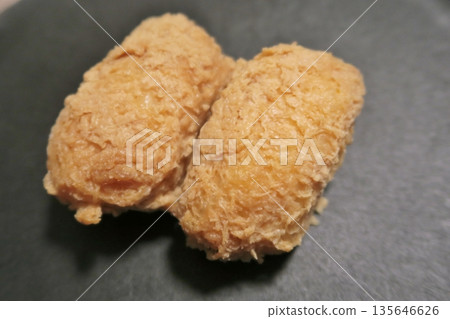 用反面油炸豆腐製成的稻荷壽司 用反面油炸豆腐製成的稻荷壽司 135646626