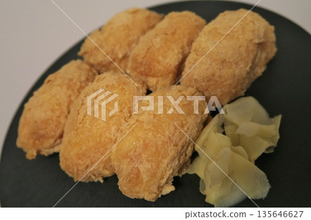 Inari sushi made with inside-out fried tofu 135646627