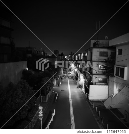 The night streets of Daikanyama lit by streetlights and the urban atmosphere of Tokyo. 135647933