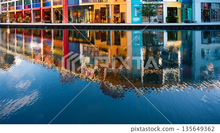 水邊的色彩城市景觀插圖 135649362