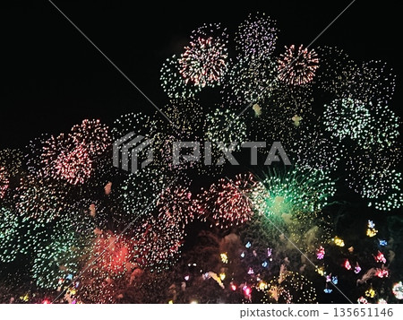 夏季煙火節上，大型煙火照亮夜空。 135651146