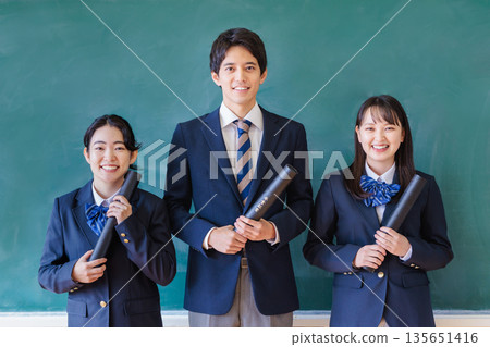 有文憑的高中學生在課堂 135651416