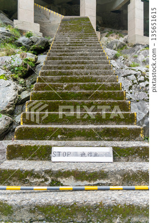 停止:危險樓梯已封閉,禁止車輛通行 停止:危險樓梯已封閉,禁止車輛通行 135651615