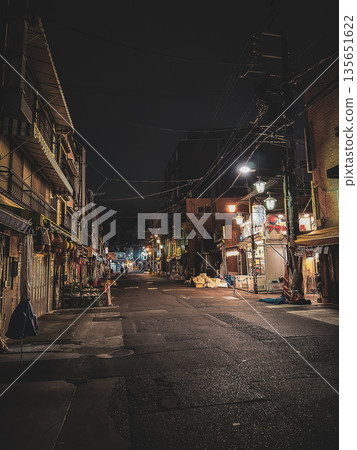 夜晚的市中心很安靜 夜晚的市中心很安靜 135651622