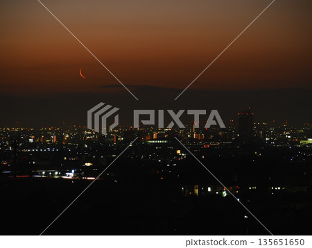 小鎮上的黎明和月升（afp20260117060526） 135651650