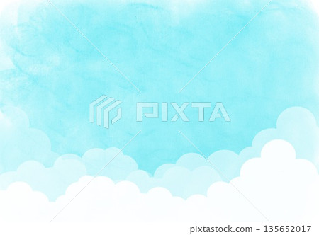 藍色的柔和色調天空背景，下方有雲朵。 135652017