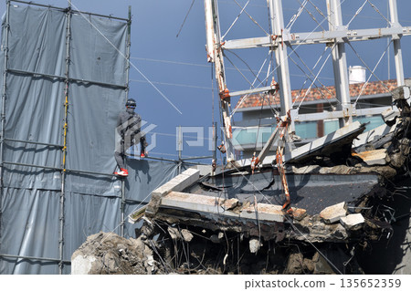 Demolition work site: Removal of temporary scaffolding 135652359