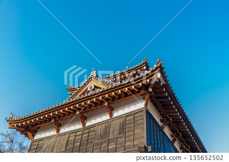 從正下方看到的大手門向櫓塔 從正下方看到的大手門向櫓塔 135652502